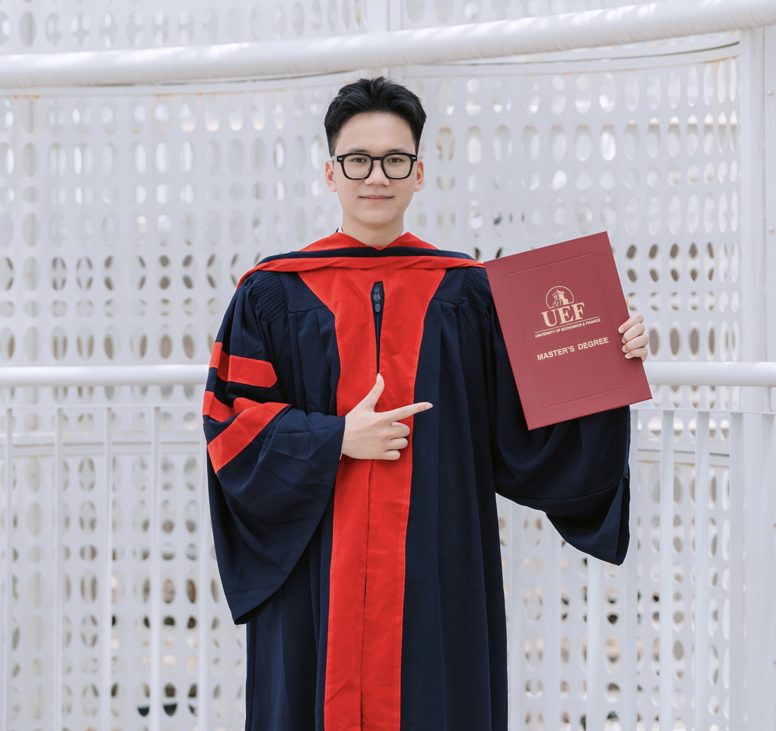 Chân dung Lê Minh Hiếu